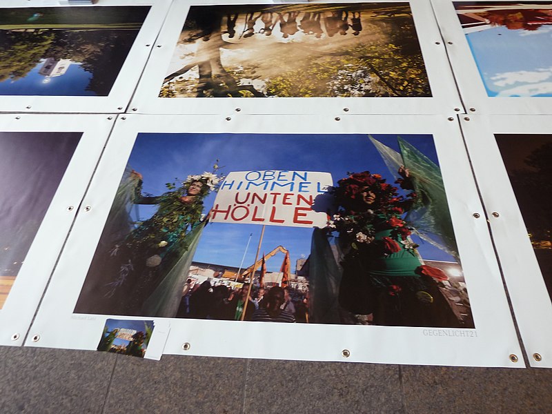 File:"Gegenlicht21" Fotografen gegen Stuttgart21 - panoramio (1).jpg