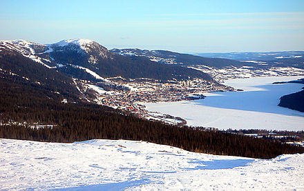 A view of Are Lake from the ski area Aresjon Dcastor 2003.jpg