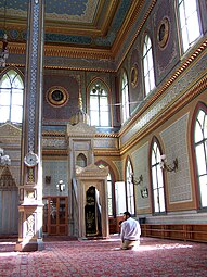 Intérieur de la mosquée, vue du minbar.