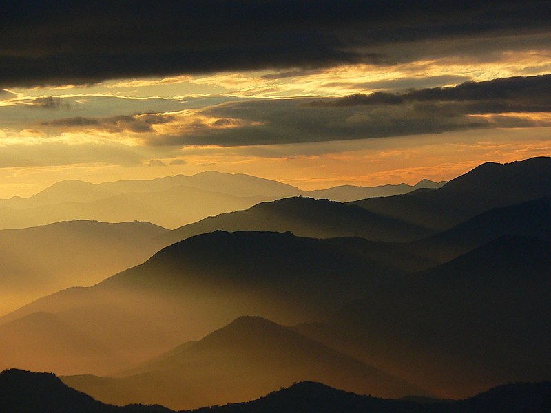 File:Изгрејсонце од Чеплес (1,450m), планинарски дом на патот кон Солунска Глава.JPG