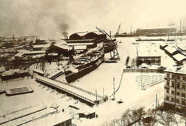 Gangut and Poltava fitting out during the winter of 1911–1912