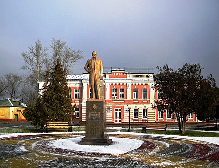 Памятник барону А Ребиндеру в городе Шебекино.jpg