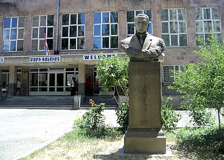 Памятник Нар-Досу, народному писателю Армении и Грузии, перед школой им. Нар-Доса, Ереван