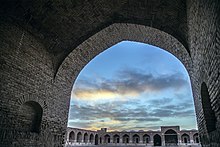 کاروانسرای دیر گچین، معماری عصر ساسانی و بازسازی شده در دوره‌های سلجوقی، صفوی، قاجار و معاصر.