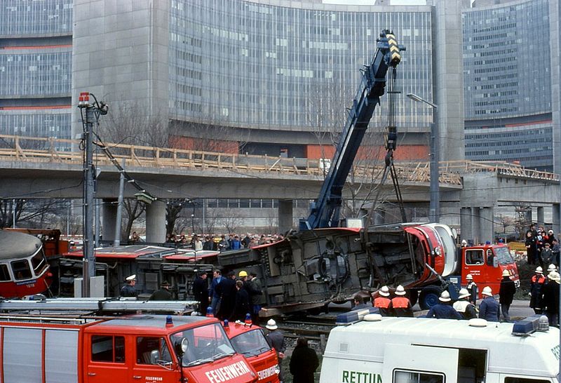 File:065L23311279 Strassenbahn, Unfall bei der Abfahrt von der Ersatzbrücke, Haltestelle Kaisermühlen, Strassenbahn Linie 26,.jpg