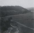 Миниатюра для Файл:09 Pohled do údolí Velké Hané a Hrádku, km 4000-4500.jpg