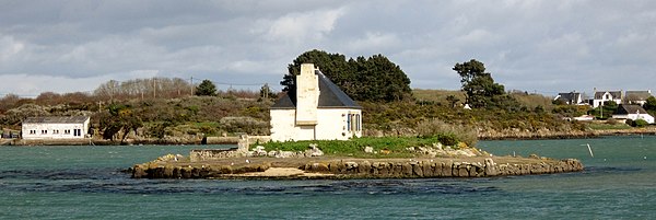 L'îlot du Nohic à marée haute et la Maison du gardien vus depuis la rive droite de la ria d'Étel.