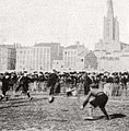 1903 - Finale toujours : l'arrière Saulnier du Stade français vient à l'encontre du ballon dribblé par les joueurs du S.O.E.T..