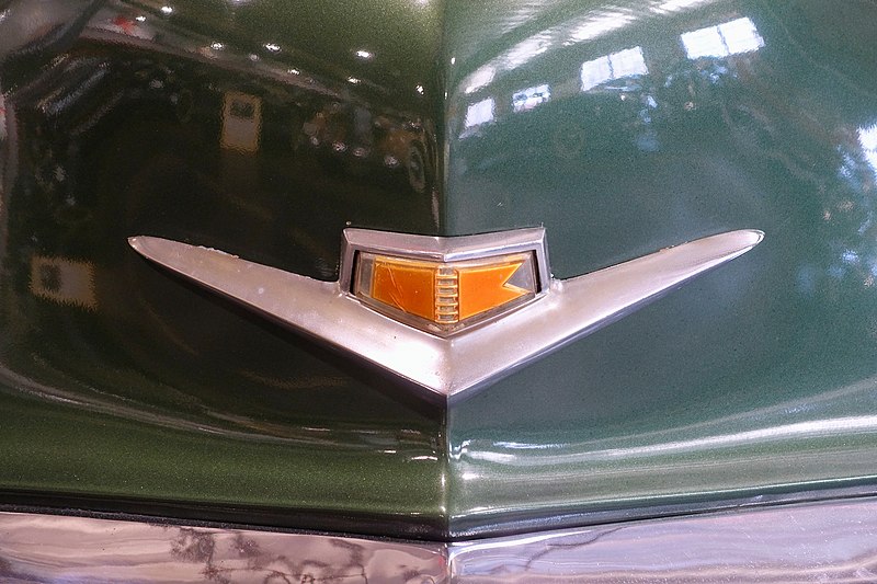 File:1952 Kaiser Manhattan badge, Four Door Sedan Model K 522 - Automobile Driving Museum - El Segundo, CA - DSC01453.jpg