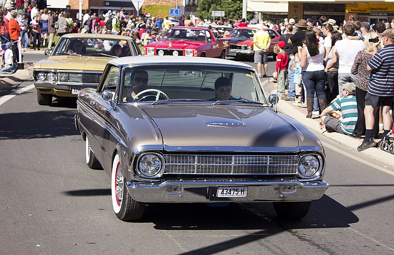 File:1964-1965 Ford XM Falcon in the SunRice Festival parade in Pine Ave.jpg