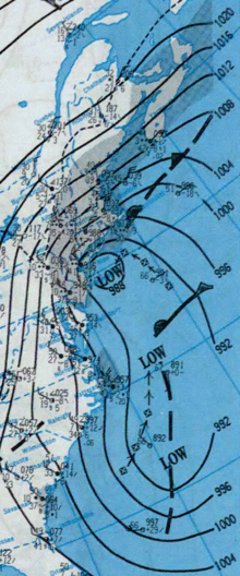 一张显示美国近海两个大型风暴的地图