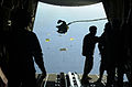 Парашутисти 1-ї роти австралійських командос здійснюють стрибок з човнами з транспортного літака C-130H на водню поверхню моря. Австралія. 15 травня 2001