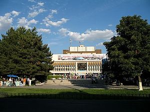 Le palais de la culture et des techniques des constructeurs aéronautiques, nommé d'après de V. Sivec.La photo a été prise lors des célébrations du 1.09.2009