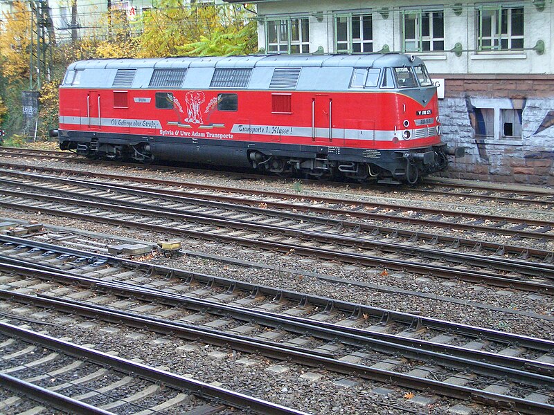 File:2006 11 19 OG Bahngraben abgestellte V180 321 vor Stw 32.jpg