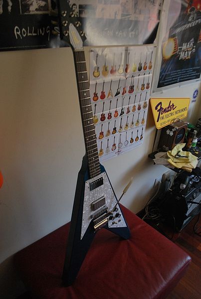 File:2007 Gibson Flying V - Vibrola, Burstbucker Pro Pickups, Lake Placid Blue (4714566298).jpg