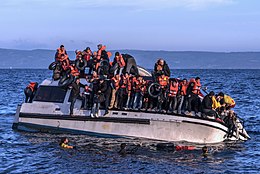 20151030 Syriens et réfugiés irakiens arrivent à Skala Sykamias Lesvos Grèce 1.jpg