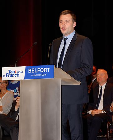 Ian Boucard, conseiller municipal délégué à la jeunesse, ouvre le meeting.