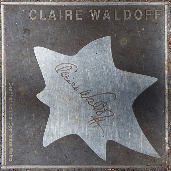 File:2018-07-18 Sterne der Satire - Walk of Fame des Kabaretts Nr 09 Claore Waldoff-1062.jpg