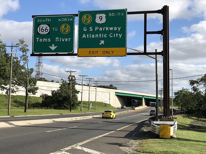 File:2020-09-12 16 46 25 View south along U.S. Route 9 (Lakewood Road) at the exit for New Jersey State Route 166 SOUTH and the Garden State Parkway NORTH (Toms River) in Toms River Township, Ocean County, New Jersey.jpg