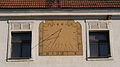 Popovice čp. 2 detail oken a hodin na jižní stěně