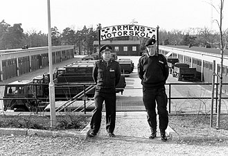 Utbildningschefen, major Björn Weissmann (I 13) och skolchefen, överstelöjtnant Tom Dahlstedt (P 4) vid trappan ned till motorgården vid Södermanlands regemente.