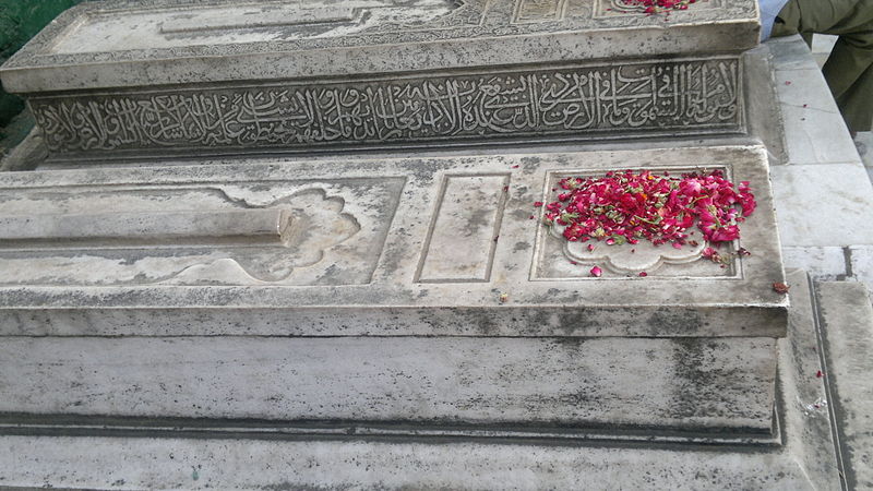 File:A grave with flowers.jpg