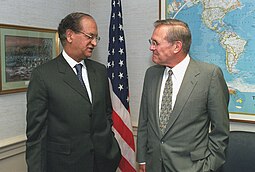עבדול סאטאר עם דונלד רומספלד, בפנטגון, 2001.jpg