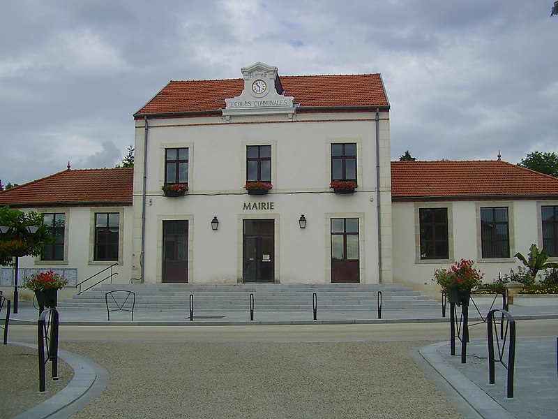 File:Abrest - Mairie 20100726.JPG