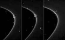 Tri bildoj de la ringo G de Saturno entenante Egeon, fotitaj kun 10-minuta intervalo, de Cassini.