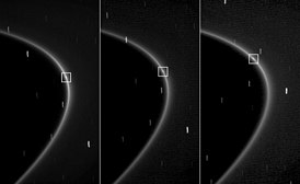 Sekvence snímků ze sondy Cassini-Huygens zobrazující Egeon