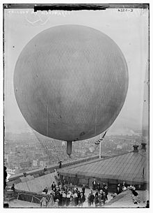 Albert Leo Stevens ascends from Wanamaker's in New York City in 1911 Albert Leo Stevens balloon at Manhattan Wanamaker's.jpg