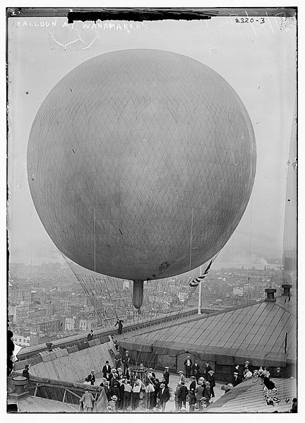 File:Albert Leo Stevens balloon at Manhattan Wanamaker's.jpg