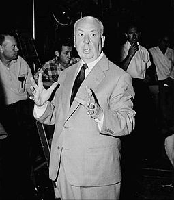 Alfred Hitchcock sarjansa lavasteissa.