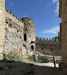 Ananuri-Festung-12-Mauer-Turm-2019-gje.jpg