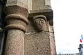 Mascaron sur le montant du portail.