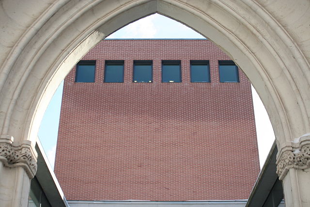 The new Kunsthalle seen through the old church portal