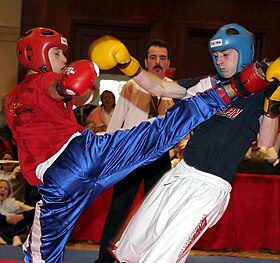 Combat de juniors masculins en médium-contact sans low-kicks (règlement du Full-contact karaté)