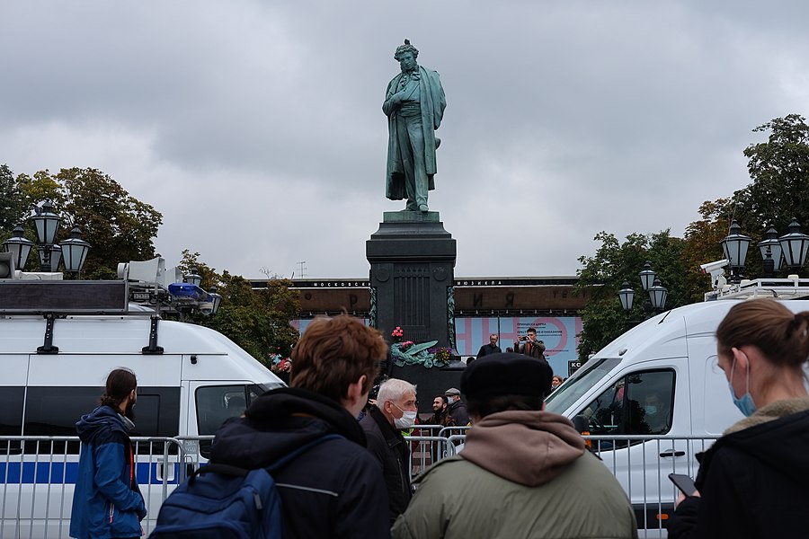 На Пушкинской площади были установлены машины полиции со звуковым оборудованием. Посредством громкоговорителей собравшимся сообщалось об опасности массовых мероприятий во время пандемии коронавируса. О том, что данная акция не согласована и полиция может применить меры воздействия к собравшимся. Для того, чтобы заглушить выступающих и создать дискомфорт, из громкоговорителей транслировалась музыка патриотической тематики[6].