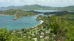 Uitzicht vanaf Shirley's Heights of Freeman's Bay en Middle Ground, Nelson's Dockyard en English Harbour (midden rechts), Falmouth Bay (op de achtergrond) en de oostelijke Shekerley Mountains