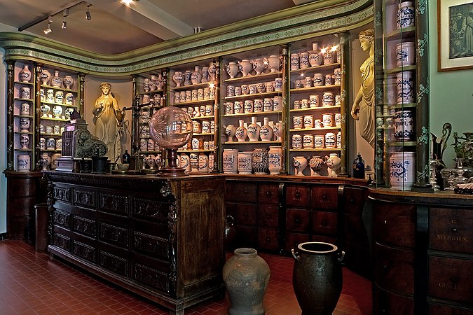 Nederlands: Oude apotheek in het Huis van Alijn in Gent English: Old drugstore in the Huis van Alijn in Ghent Author: Karel Cole Derde winnaar van de Oost-Vlaamse editie van de 'Wiki loves heritage'-fotowedstrijd is Karel Julien Cole. Deze erfgoedliefhebber kan terugvallen op een opleiding fotografie. Passies die hij combineerde in zijn vrijwilligerswerk voor o. a. het Huis van Alijn en het Design Museum Gent. "Ik zag de oproep van Michiel Hendryckx om foto's op Wikipedia te zetten en vond dit een goed initiatief. Het bleek heel gemakkelijk. Ik blijf het zeker doen. Het is leuk dat de apotheek uit de oude opstelling van het Huis van Alijn zo verder kan blijven leven".