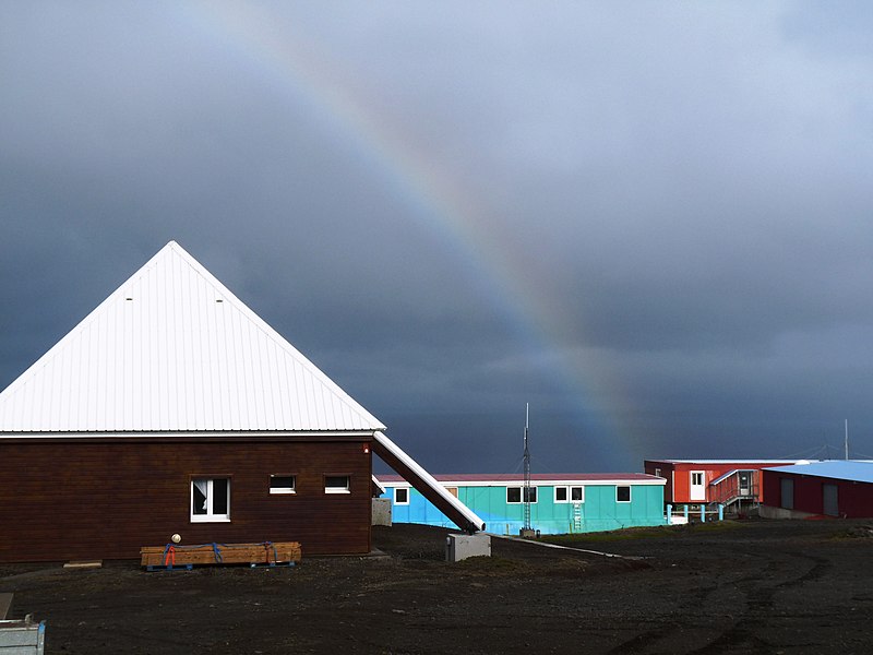 File:Arc en ciel sur la "Résidence" - panoramio.jpg