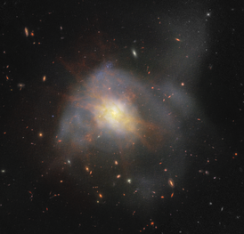 Составное изображение галактики из комбинации данных телескопов «Джеймс Уэбб» и «Хаббл»