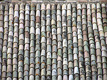 Vergrote weergave van een dakhelling bedekt met tegels