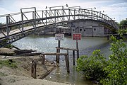 Brücke vom Dorf zum Strand, 1991