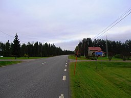 Vägskylten "Autio" vid infarten till byn. Fotot taget i östlig riktning, mot Pajala i september 2016.