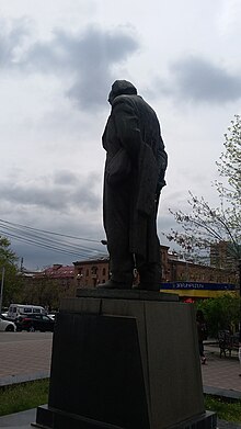 Avetik Isahakyan statue, Yerevan 17.jpg