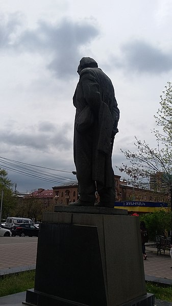 File:Avetik Isahakyan statue, Yerevan 17.jpg