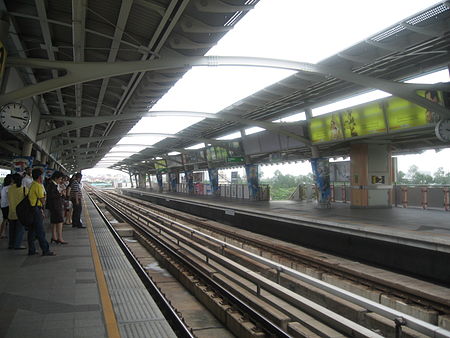 ไฟล์:BTS_Mo_Chit_Station_2.JPG