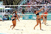 Deutsch: Beachvolleyball bei den Olympischen Jugendspielen 2018; Tag 9, 15. Oktober 2018; Mädchen, Viertelfinale: USA-Spanien 2–1 (21–19/17–21/15–9) English: Beach volleyball at the 2018 Summer Youth Olympics at 15 October 2018 – Girls Quarterfinals: USA-Spain 2–1 (21–19/17–21/15–9)