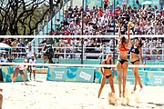 Deutsch: Beachvolleyball bei den Olympischen Jugendspielen 2018; Tag 9, 15. Oktober 2018; Mädchen, Viertelfinale: USA-Spanien 2–1 (21–19/17–21/15–9) English: Beach volleyball at the 2018 Summer Youth Olympics at 15 October 2018 – Girls Quarterfinals: USA-Spain 2–1 (21–19/17–21/15–9)